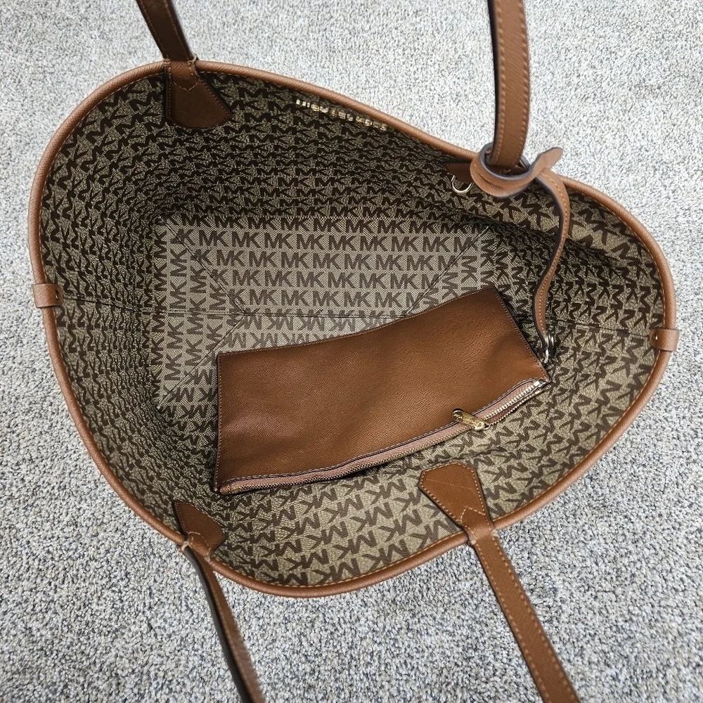 Michael Kors Signature Reversible Tote Handbag Purse & Wristlet Monogram / Brown